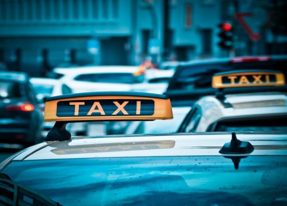 Dlaczego wojnę UBER vs Taxi wygra ten pierwszy? 7 kogut na taksówce