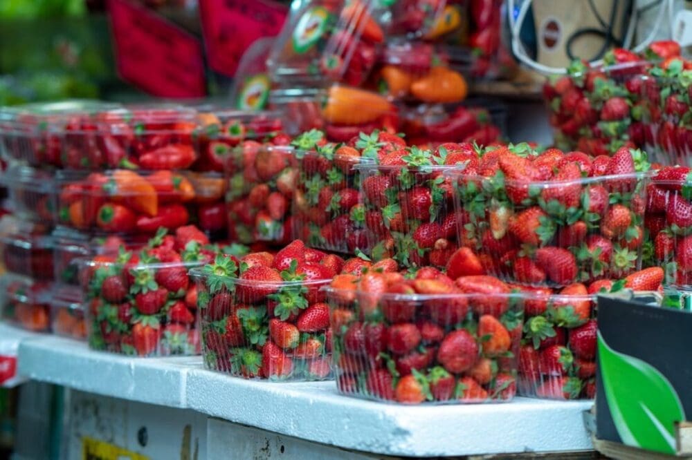 Jerozolima - praktyczny poradnik czyli co warto zobaczyć w stolicy Izraela 47 truskawki na Yehuda Market w Jerozolimie
