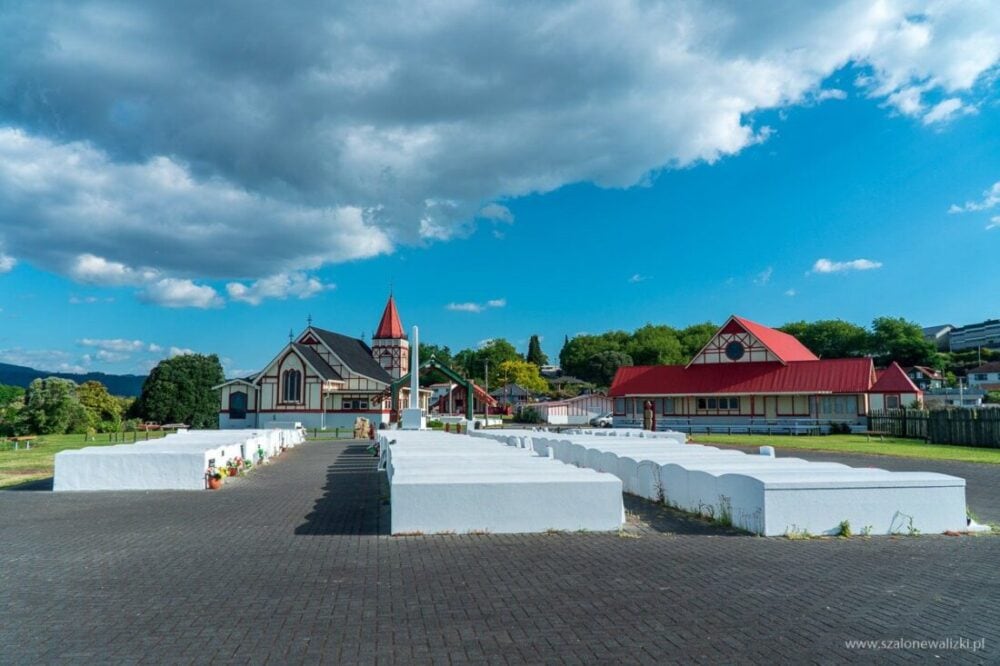 Prawdziwa maoryska wioska Ohinemutu i cmentarz koło Rotorua w Nowej Zelandii 21 Prawdziwa maoryska wioska Ohinemutu