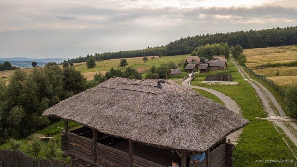 Osada Średniowieczna w Hucie Szklanej czyli co zobaczyć w okolicach Świętego Krzyża 57 wejście do osady średniowiecznej