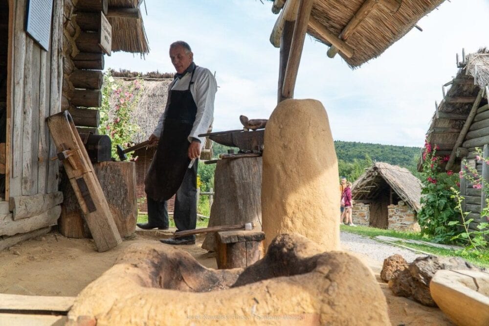 Osada Średniowieczna w Hucie Szklanej czyli co zobaczyć w okolicach Świętego Krzyża 75 stanowisko kowala