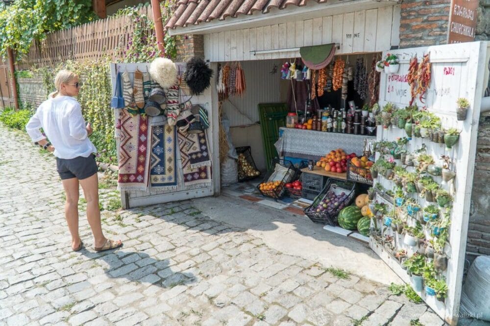 Signagi w Gruzji - skąd się wzięła nazwa miasta miłości? 18 uliczka na rynku w sighnaghi
