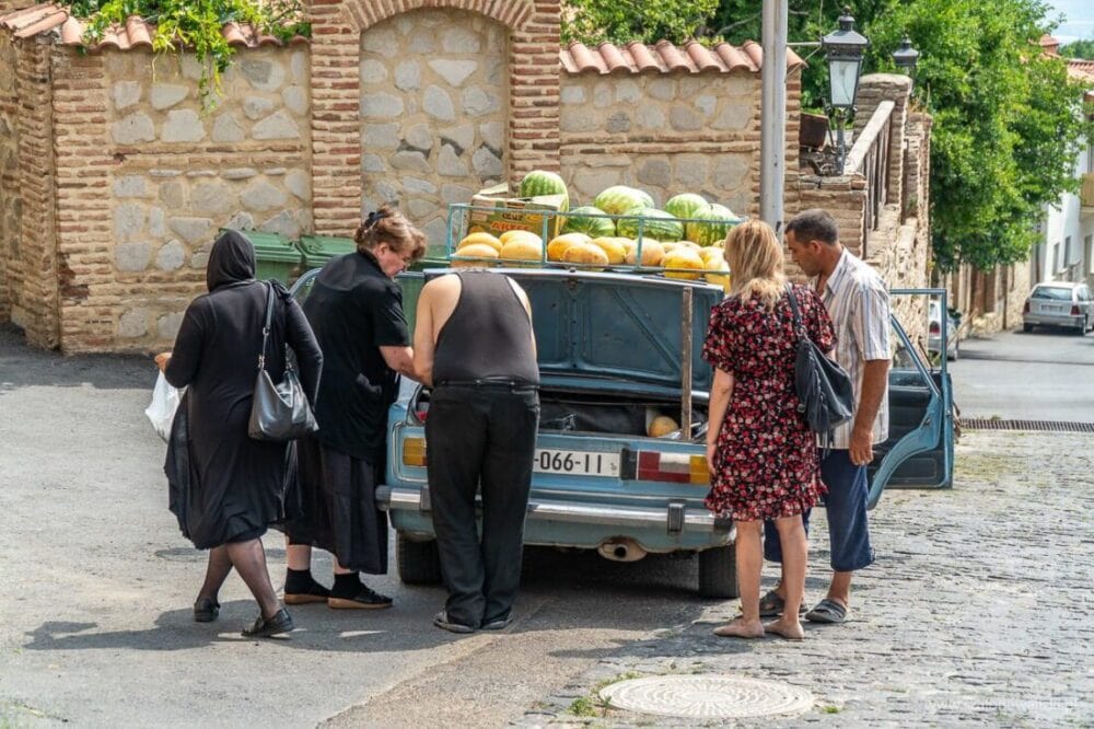 Signagi w Gruzji - skąd się wzięła nazwa miasta miłości? 20 sprzedać owoców z samochodu w sighnagi